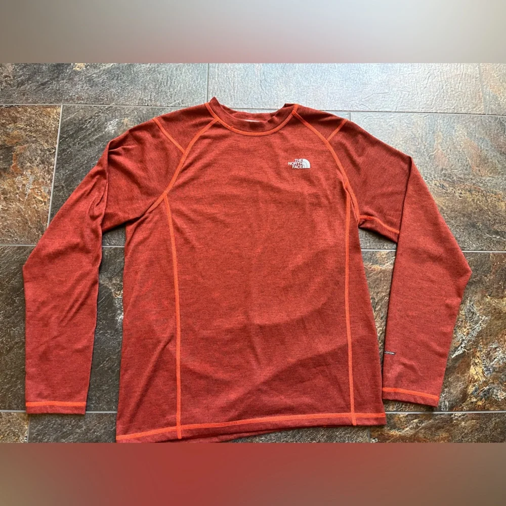 Men’s The North Face crew long sleeve pull over flash dry burnt orange. Medium